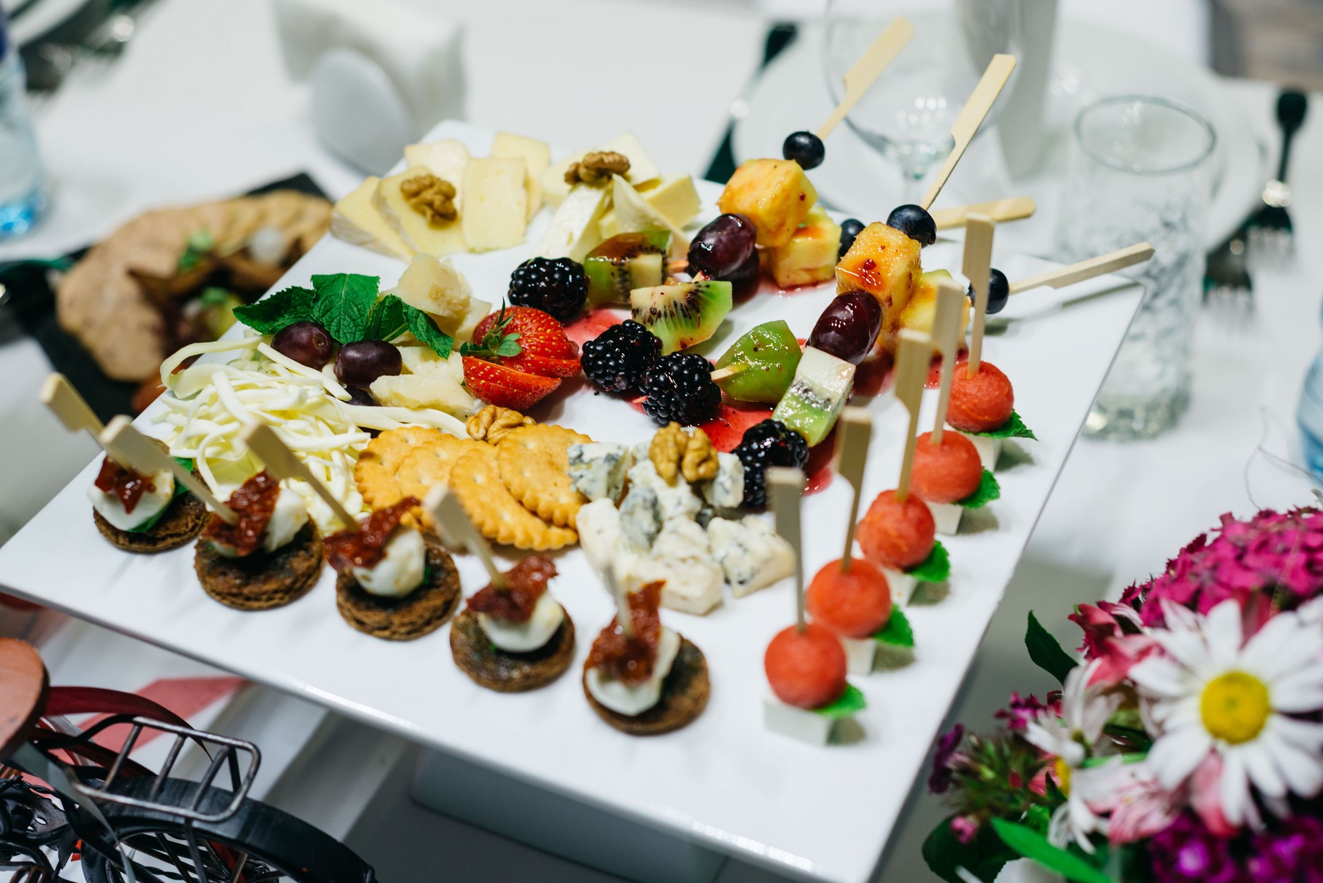 Apéritifs sur assiettes. Service traiteur. Nourriture de bienvenue de mariage. nCanapes (crevettes, mozzarella, tomates séchées au soleil). Buffet de bienvenue à l’événement.