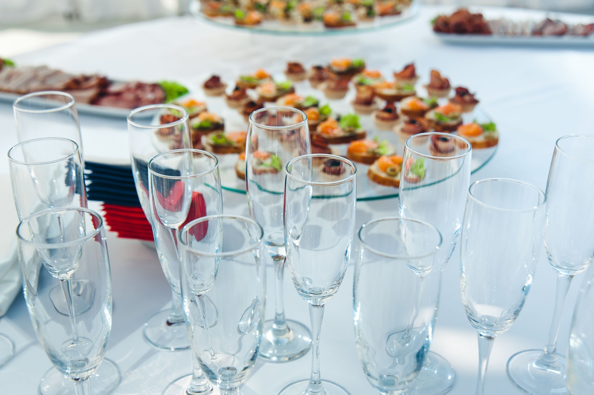 CANAPE sertie de viande et de poisson saumon à la réception de luxe. food service traiteur