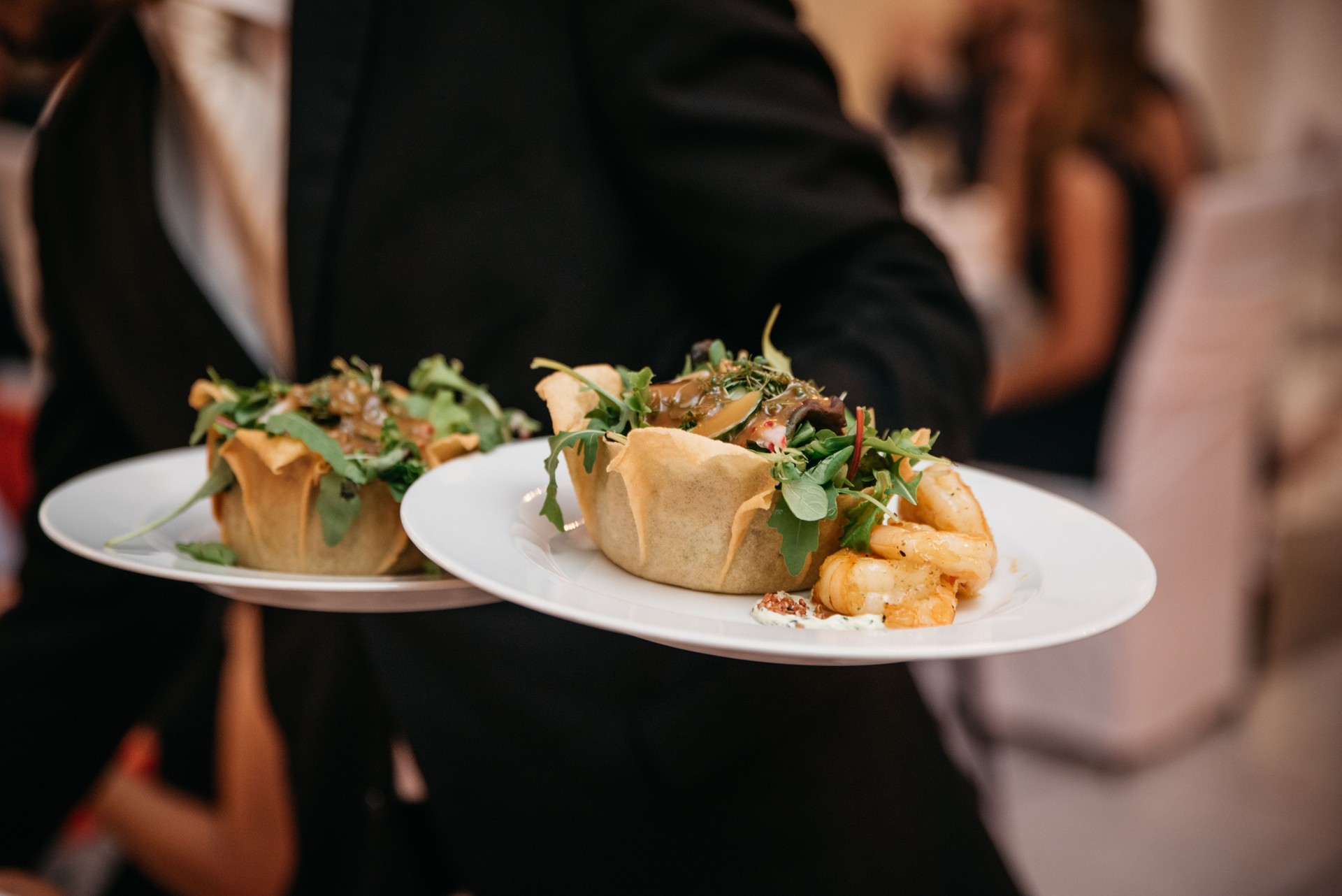 Élégants amuse-gueules de crevettes dans des moules à pâtisserie avec des micropousses fraîches lors d’un événement de luxe